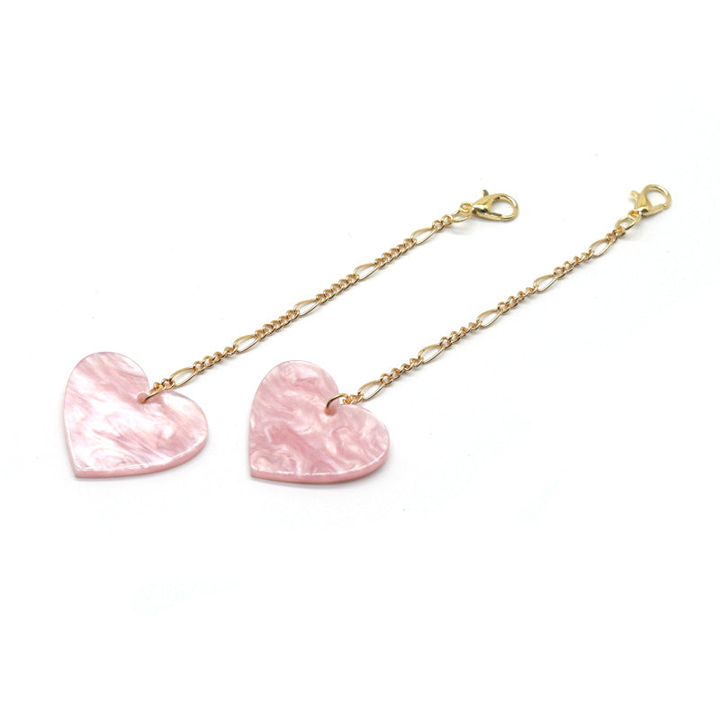 Herzförmige Ohrhängern mit goldener Kette Brehn