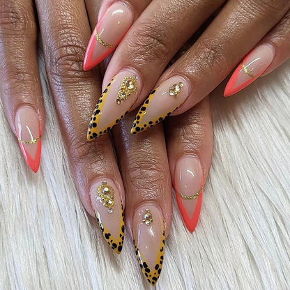Kunstvolle Nagelverlängerungen mit elegantem Blattmuster Brehn