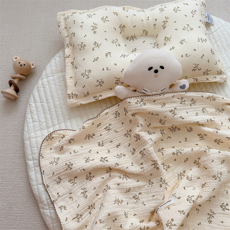 Unisex Musselin-Decke mit zartem Blumendesign und eleganten Rüschen Brehn