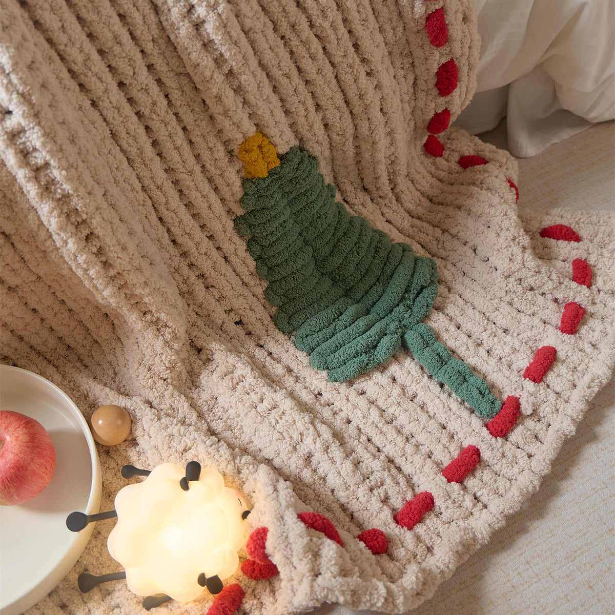 Kuschelige Tagesdecke mit Relief-Teddystruktur, Tannenmotiv und kontrastierter Ziernaht