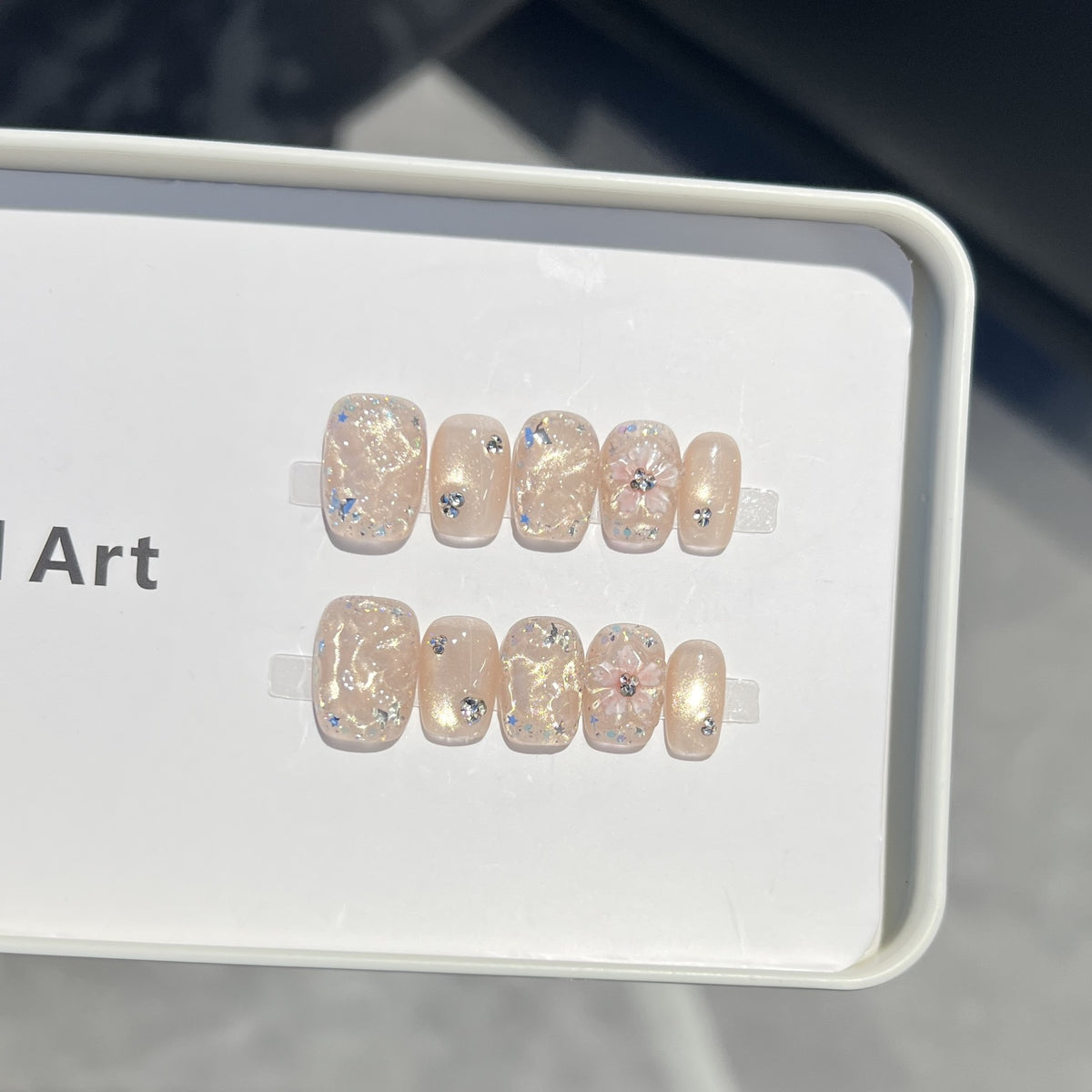 Dekorativer Floral Press-On Nagelset mit schimmernden Akzenten Brehn