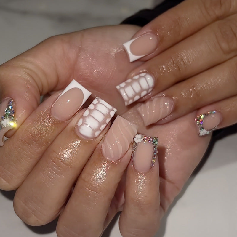Elegante Stiletto Press-On Nagelkunst mit Strass-Akzenten Brehn