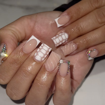 Elegante Stiletto Press-On Nagelkunst mit Strass-Akzenten Brehn