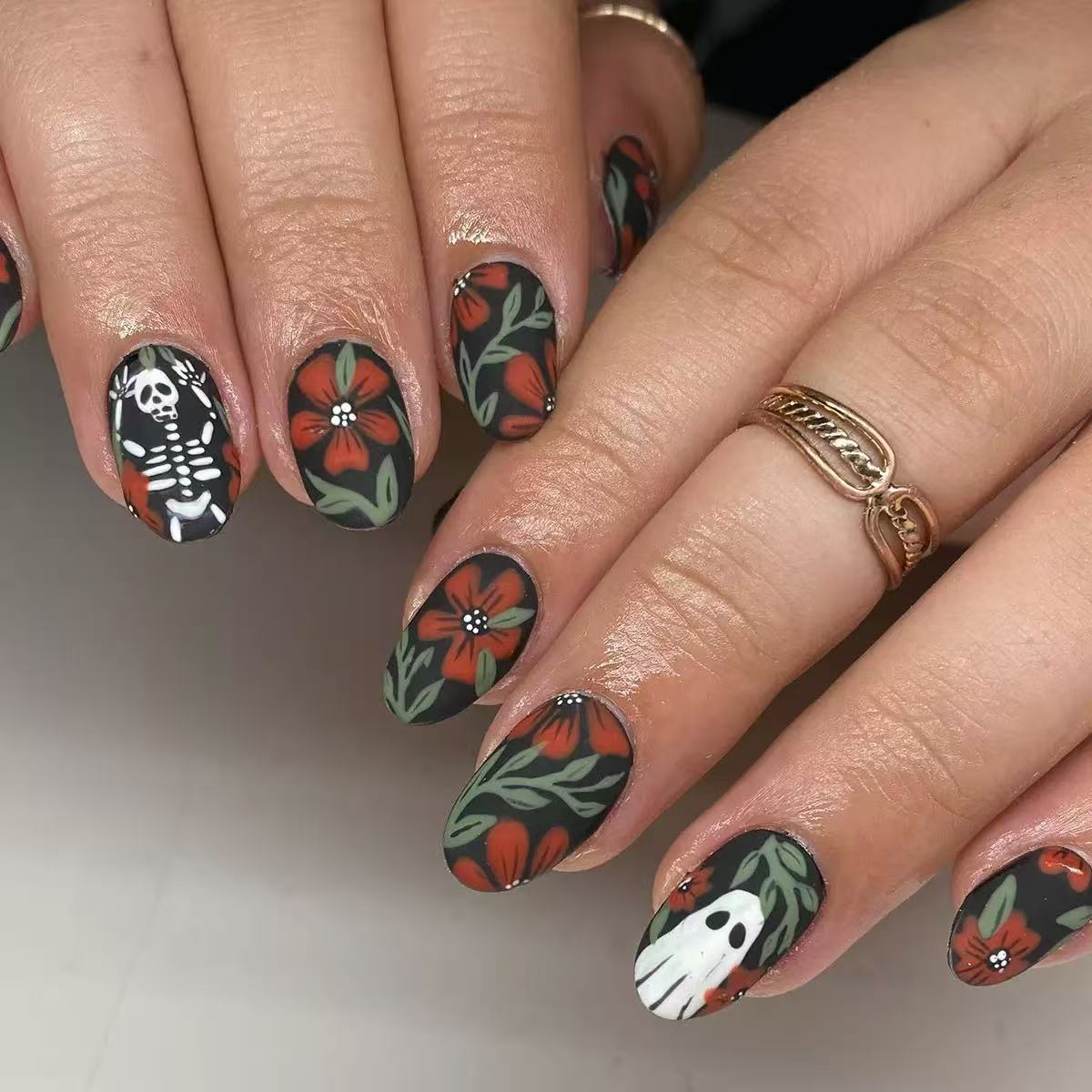 Kunstnagelset mit gruseligen Halloween-Motiven und floralen Akzenten Brehn