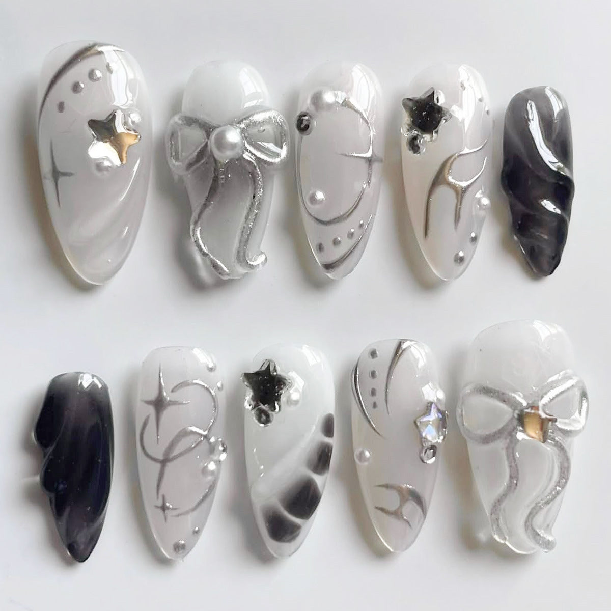 Kreatives Press-On Nagelkunstset mit eleganten silbernen Akzenten Brehn