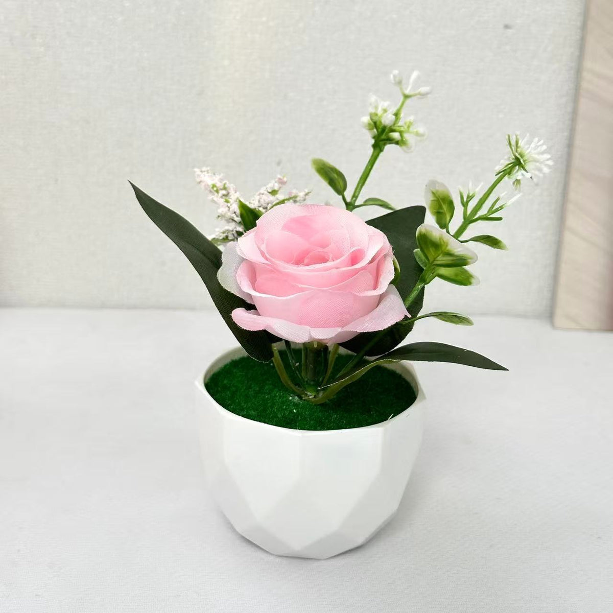Dekorative Blumenarrangement für die Wohnkulturanzeige