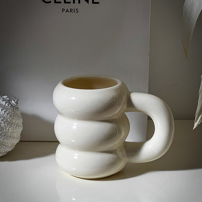 Skulpturaler Keramik-Kaffeebecher mit gestapeltem Ringkörper und ergonomischem Griff