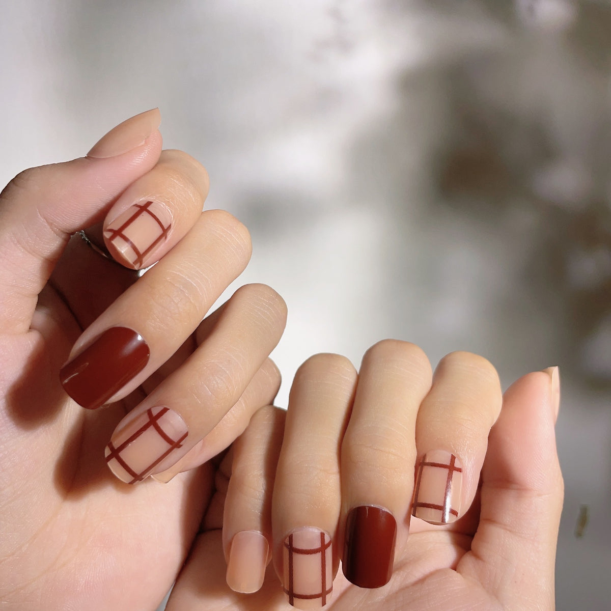 Stilvolles Press-On Nagelkunst-Set mit geometrischen Mustern