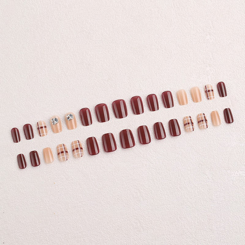 Kunstnagelset mit elegantem, schimmerndem Design und kreativen Akzenten Brehn