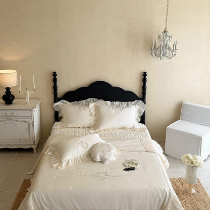 Elegantes besticktes Satin-Bettwäsche-Set mit Volantkissen und gesteppter Tagesdecke Brehn