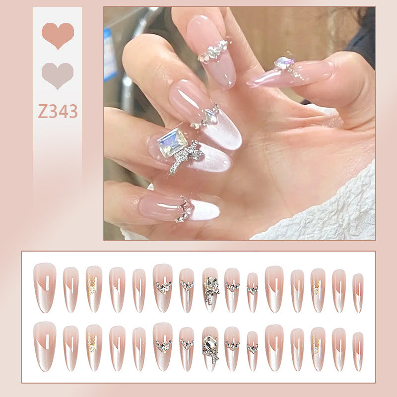 Kunstnagelset mit eleganten Kristallverzierungen und Ombre-Effekt Brehn