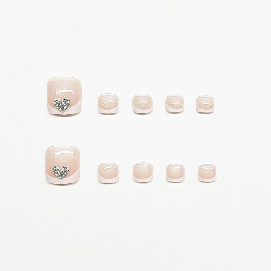 Kunstnagelset mit glamourösem Herzdesign und eleganter French-Spitze Brehn