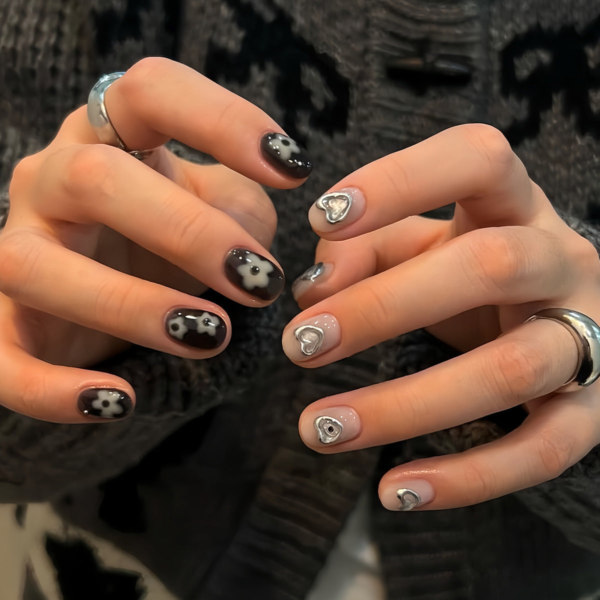 Künstlerische Herz-inspirierte Nagelkunstverlängerungen Brehn