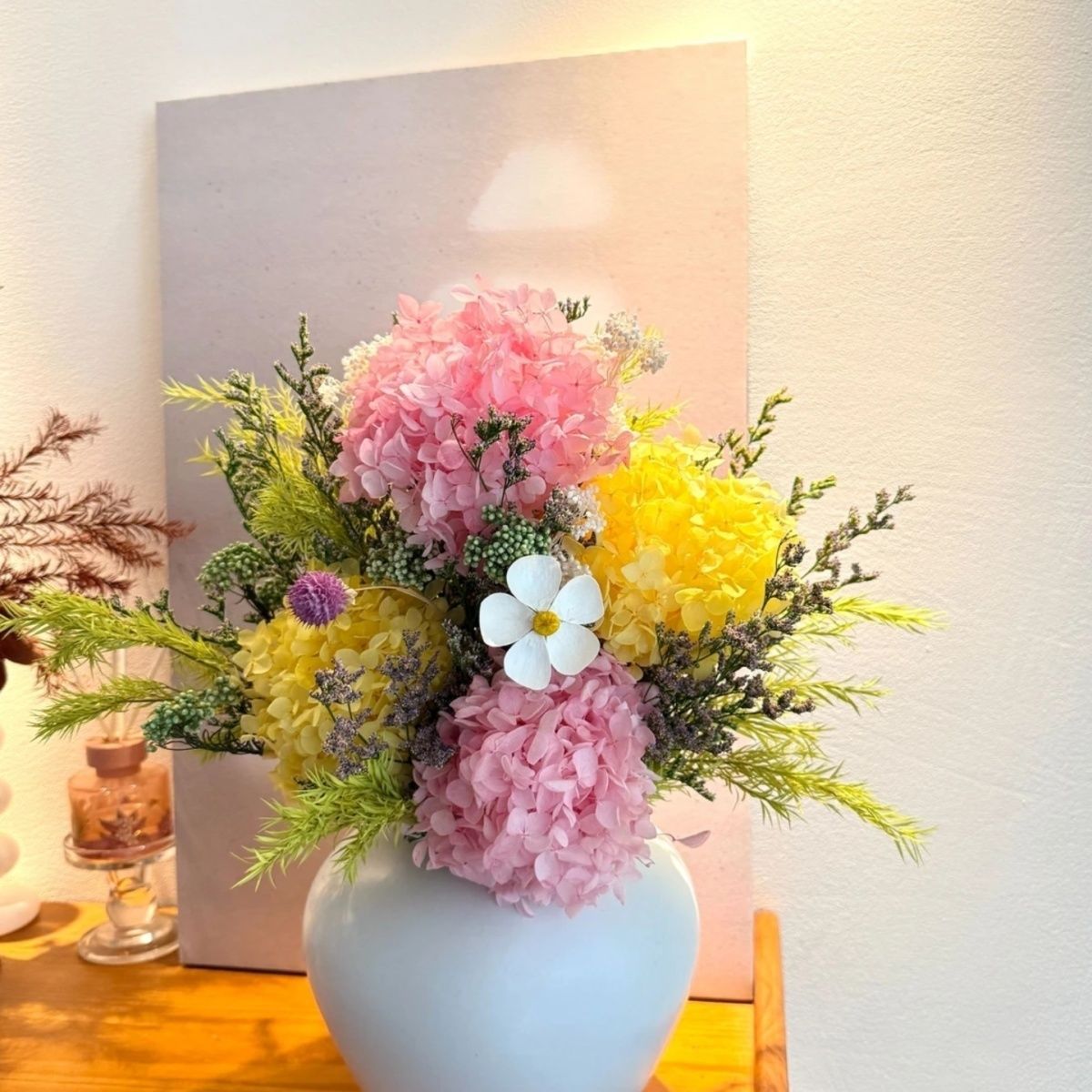Lebensechte künstliche Blumenarrangement
