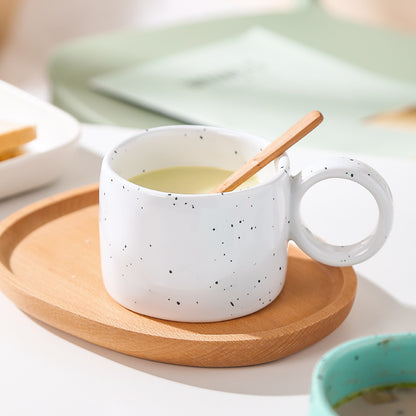 Keramik-Tasse mit herzförmigem Henkel und Sprenkel-Design