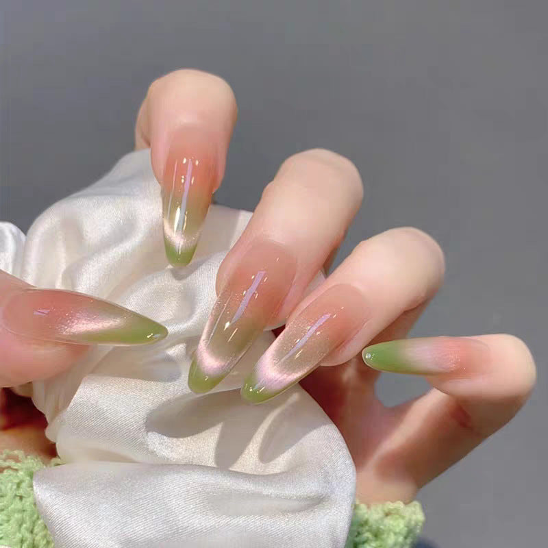 Künstlerisches Press-On-Nageldesign mit dekorativen silbernen Akzenten Brehn
