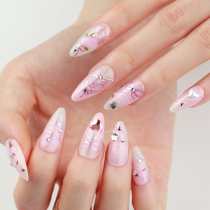 Kunstvolle Nagelkunst mit romantischen Rosen- und Schleifenmotiven Brehn