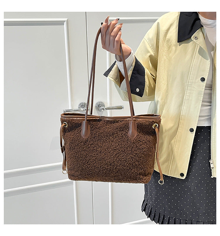 Oversized Faux Fur Tragetasche Brehn
