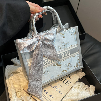 Strukturierte Handtasche mit modischem Band