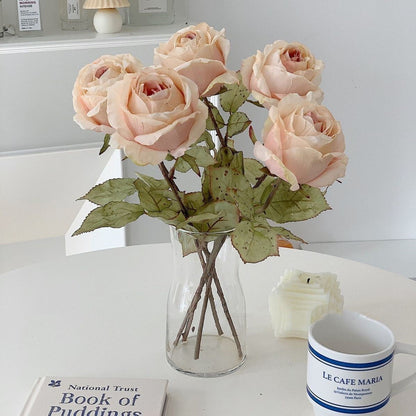 Lebensechtes dekoratives Rosenarrangement