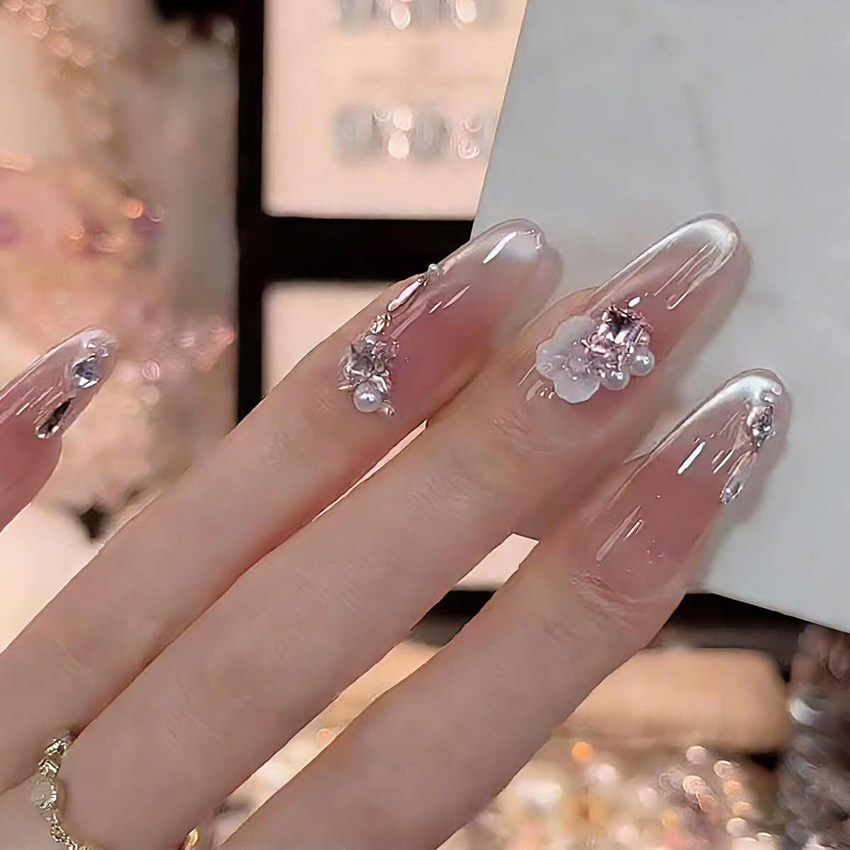 Kunstnagelset mit festlichem Geschenk-Design und eleganten Glitzer-Akzenten Brehn
