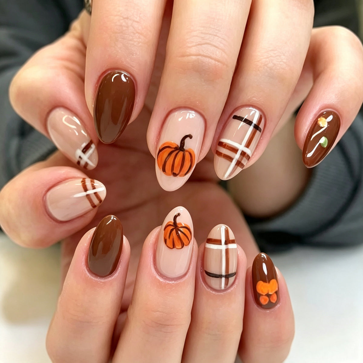 Künstlerische herbstliche Press-On Nagelkunst Brehn