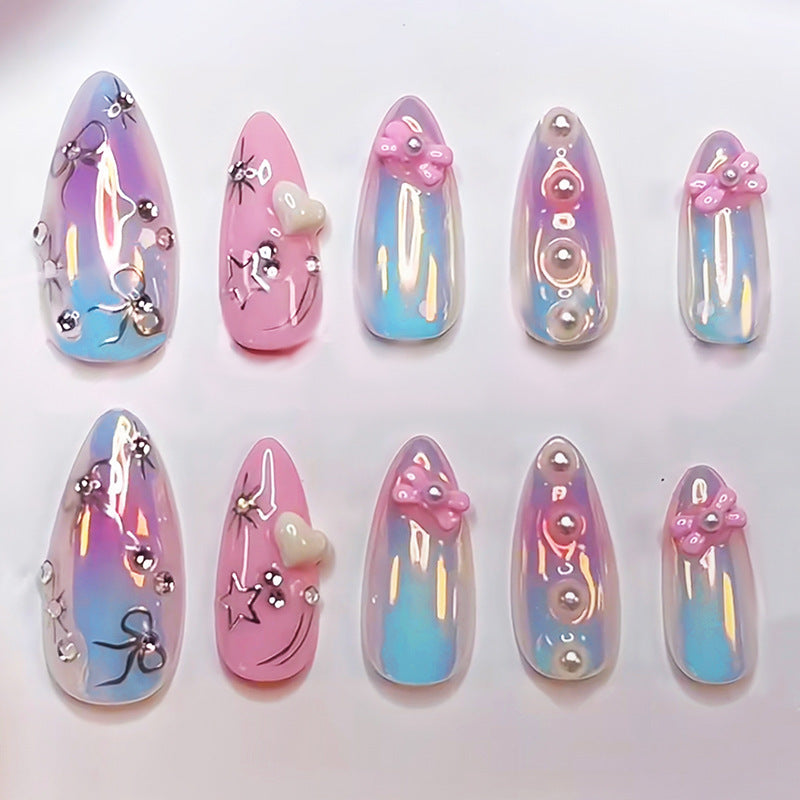 Kunstnagelset mit holografischem Glanz und zarten Akzenten Brehn