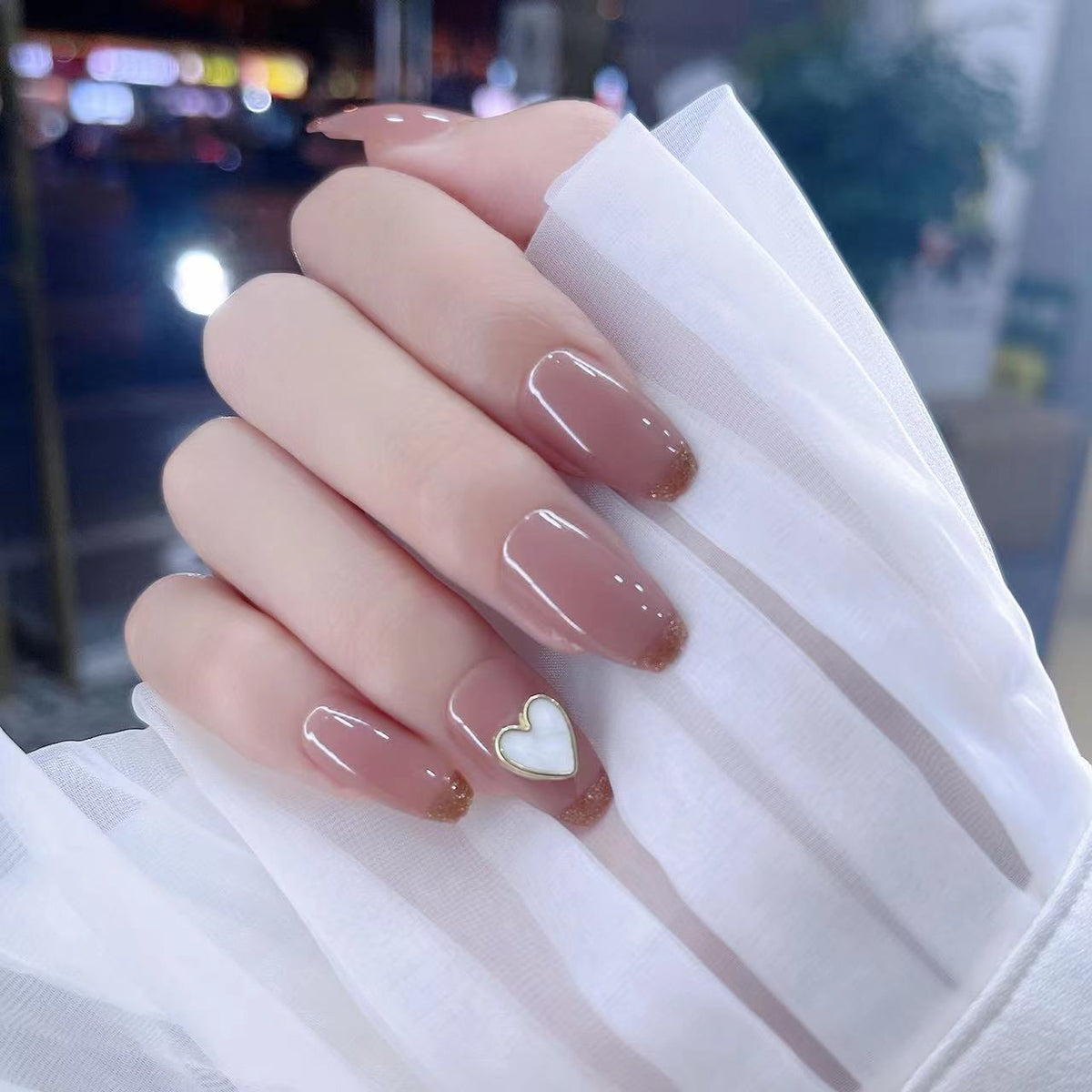 Dekoratives Press-On Nail Set mit Herzdesign Brehn