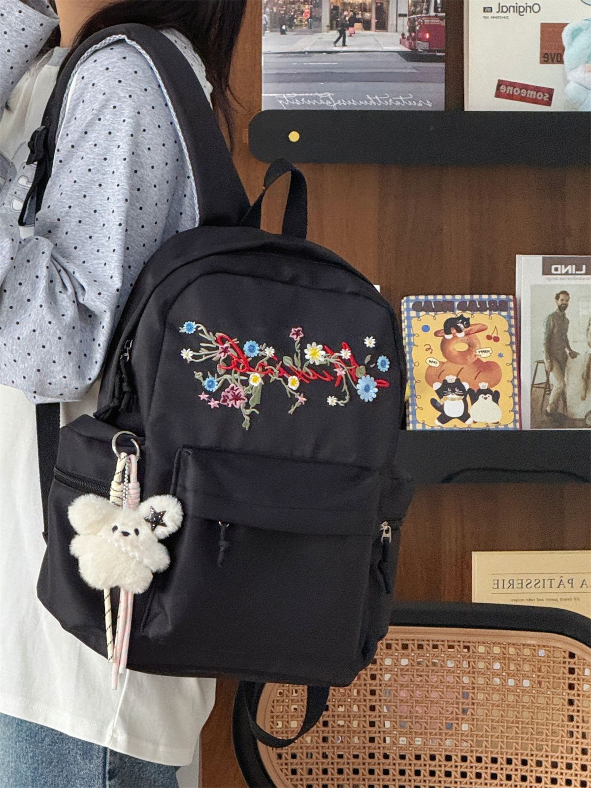 Blumenbestickter Schulrucksack