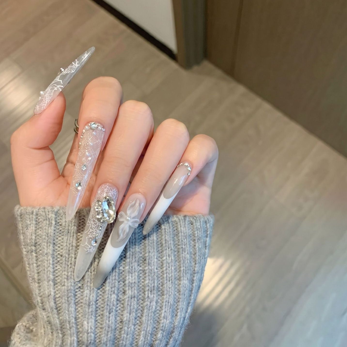 Dekoratives Stiletto Press-On Nagelkunst-Set mit elegantem Spitze- und Edelsteinakzenten Brehn