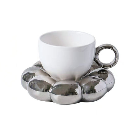 Keramikbecher mit skulpturaler Bubble-Untertasse
