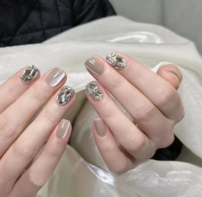 Glänzendes Nagelkunstset mit funkelnden Glitzerakzenten Brehn