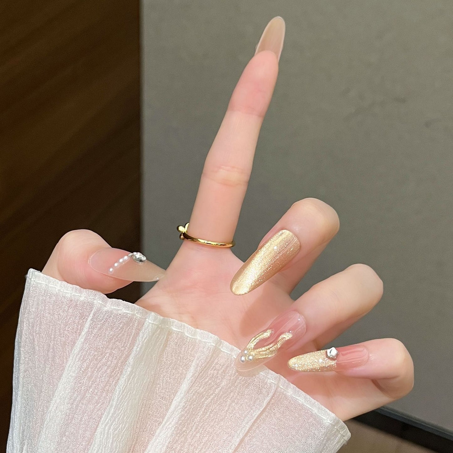Dekorative mit Kristallen verzierte Press-On Nagelkunst Brehn