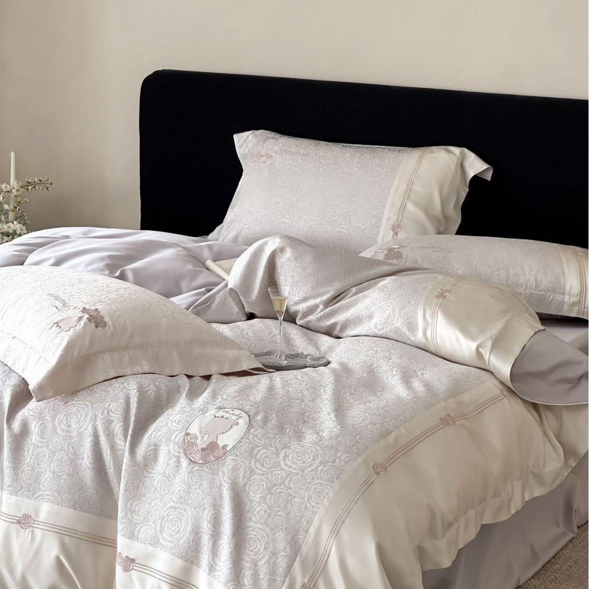 Luxuriöse Baumwollsatin-Bettwäschegarnitur mit Jacquard‑Rosendessin und bestickten Silhouette‑Applikationen