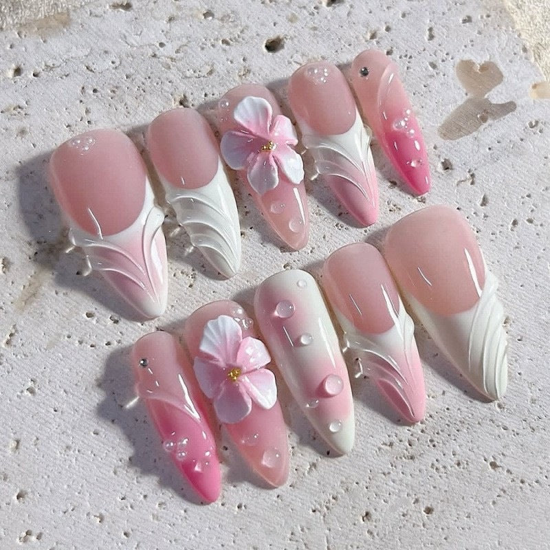 Kunstnagelset mit zarten Blüten- und Glitzerakzenten Brehn