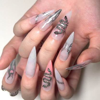 Kunstvolle Stiletto-Nägel mit Schlangen-Motiv Brehn