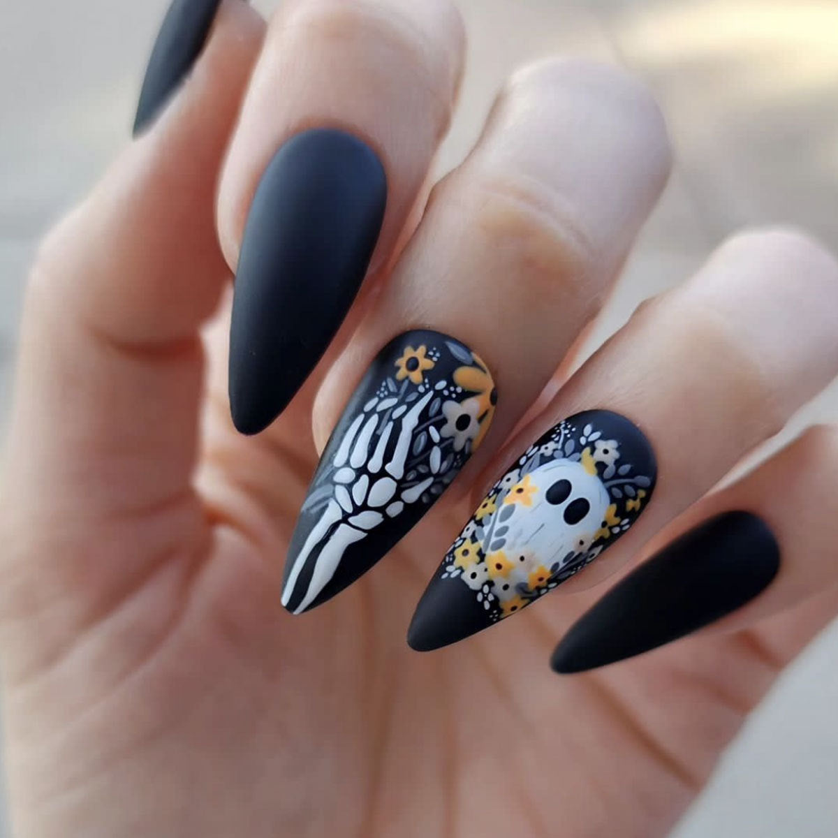 Künstlerisches Skelett-Themen-Nagelkunst Brehn