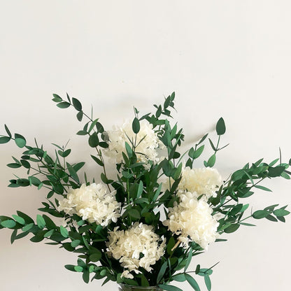 Lebensechter Blumenstrauß mit grünen Blättern