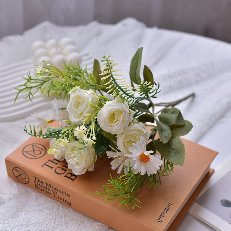 Lebensechter künstlicher Blumenstrauß mit Farnakzenten