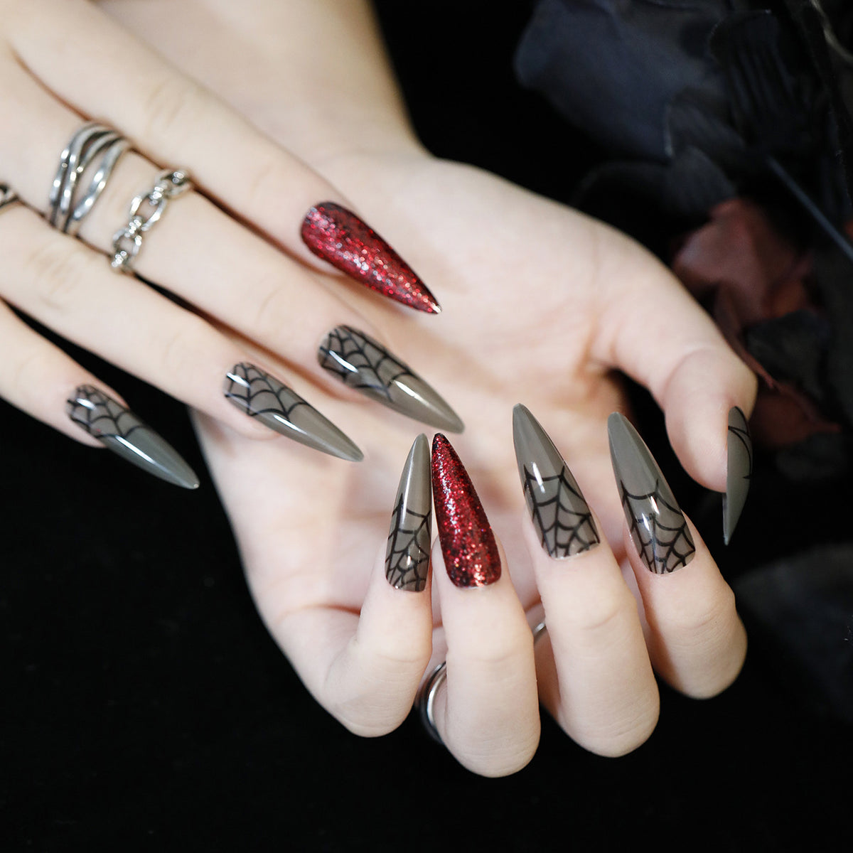Kunstvolle Nagelkunst mit gruseligen Motiven Brehn