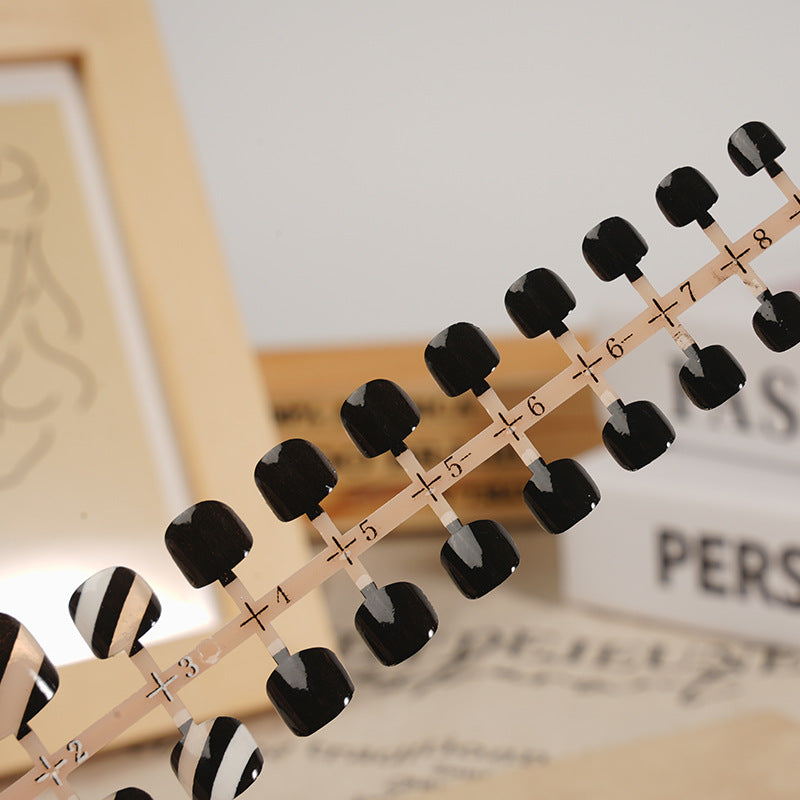 Stylisches Press-On-Nagelset mit gestreiftem Design Brehn