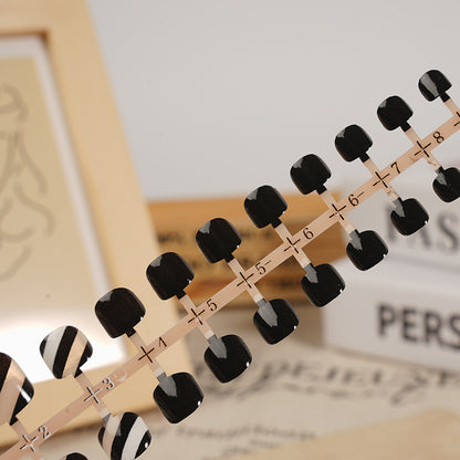 Stylisches Press-On-Nagelset mit gestreiftem Design Brehn
