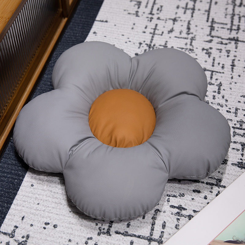 Gepolstertes Sitzkissen in Blumenform mit Kunstleder‑Mittelstück und flauschiger Randpolsterung