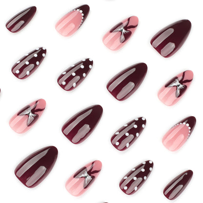 Kunstvolle Nageldesigns mit floralen und geometrischen Akzenten Brehn