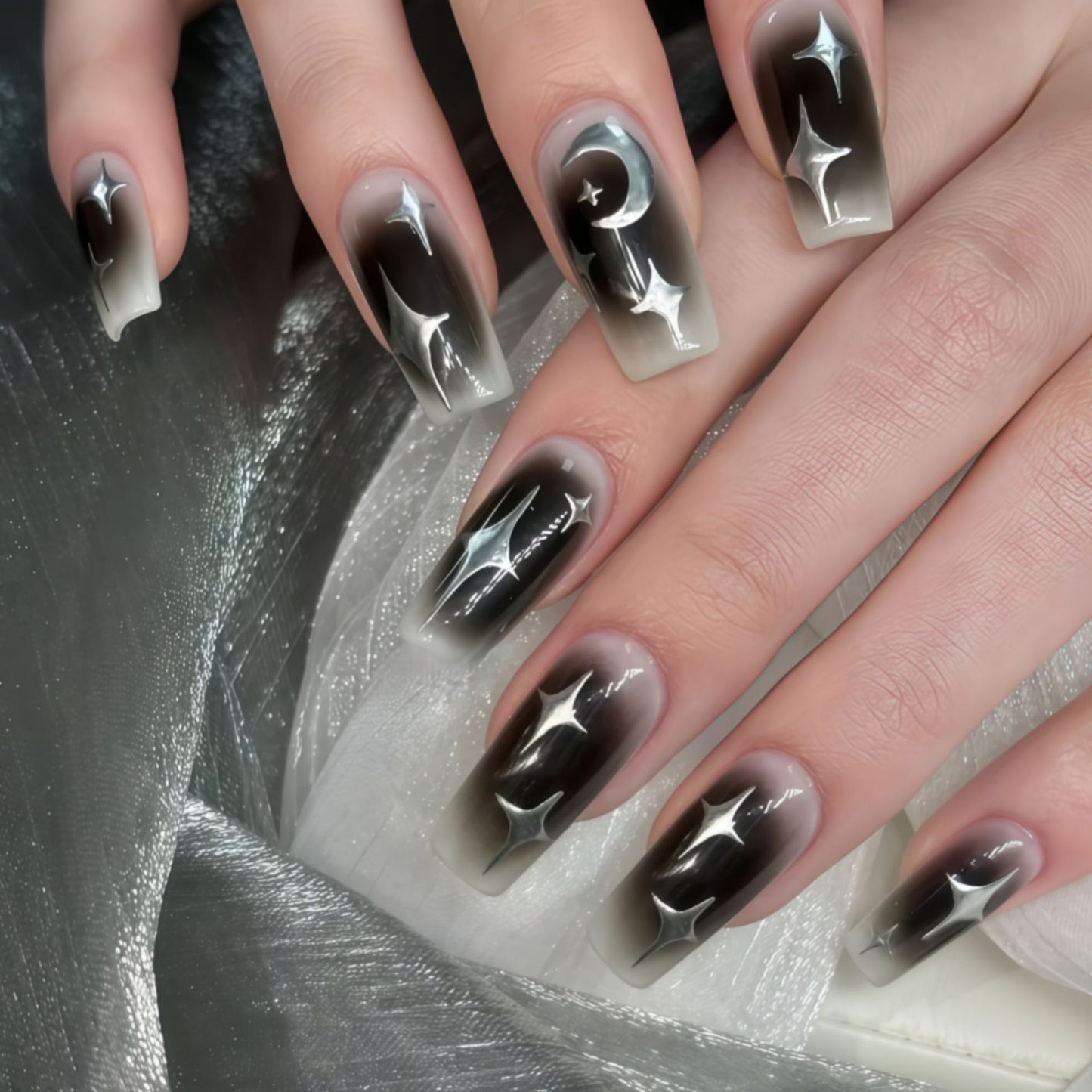 Kunstnägel Im Eleganten Mond-Design mit Schimmernden Sternen Brehn