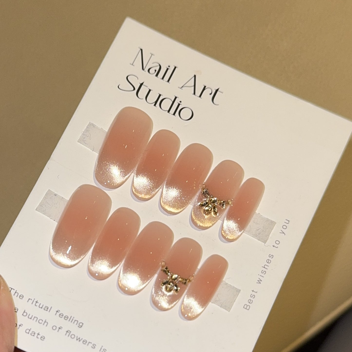 Kunstnägel mit Elegantem Spitzen-Design und Goldakzenten Brehn