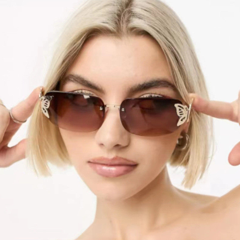 Damen modische Sonnenbrille mit filigranem Schmetterlingsdesign und schützenden Gläsern Brehn