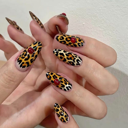 Kunstvolle Stiletto-Nägel mit Leopardenmuster und Akzenten Brehn