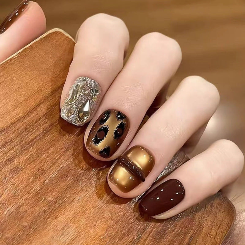 Glamouröse Kunstnägel mit Tiermotiv und Glitzerakzenten Brehn