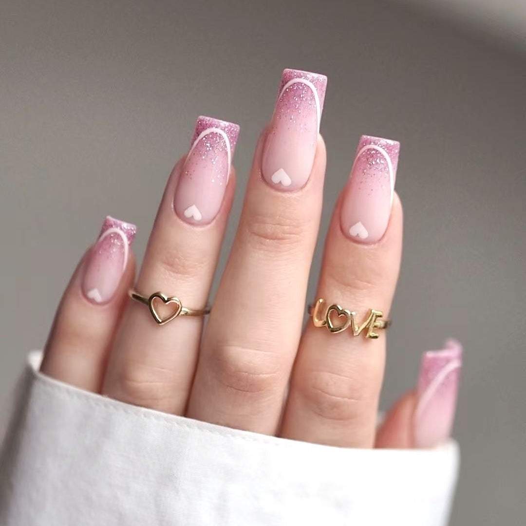 Kunstnagelset mit romantischen Herzmotiven und glamourösen Akzenten Brehn